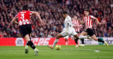 0-1. Arranca Kylian Mbappé casi desde el centro del campo, se planta en el balcón del área del Athletic y finaliza con la derecha, al palo largo de Unai Simón.