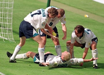 La celebraci¨®n m¨¢s pol¨¦mica de Paul Gascoigne durante el verano de 1996. ¡°La Silla del Dentista¡±. Ese era el nombre que utilizaban los integrantes del equipo ingl¨¦s para denominar su particular y extrema forma de ingerir alcohol.