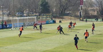 España se mide a Chile en el último partido de la primera fase. Los de Del Bosque necesitaban ganar y esperar el resultado del Suiza-Honduras para saber qué puesto ocuparía. Si quería ser primera, tenía dos opciones: ganar a Chile y que Suiza no ganase a Honduras o que lo hiciese por un gol de diferencia. Incluso si ganase por 2-1, pasaría siempre que Suiza no ganase por más de un gol, pero marcando dos como mínimo… También podía acceder como segunda de grupo, y ahí se abrían más las opciones. Lo único cierto es que había que ganar a Chile.  