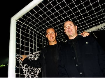 Pepe Reina con su padre Miguel Reina, mí­tico portero del Barcelona y Atlético de Madrid. Una foto para el álbum familiar y para la historia.