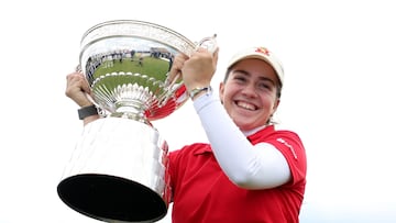 Paula Martín con el trofeo de campeona del Women's Amateur Championship.