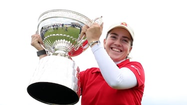 Paula Martín, con el trofeo de campeona del Women's Amateur Championship.