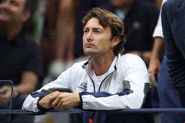 Juan Carlos Ferrero, entrendor de Alcaraz, atento al partido.