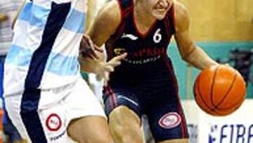 <B>VELOCIDAD.</B> Laia Palau, en uno de los contragolpes españoles.