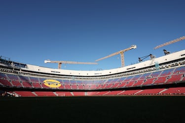 Las obras avanzan con la instalación de paneles prefabricados y la colocación de la estructura, integrando nuevas zonas VIP y modernizando el estadio para aumentar su capacidad. 
