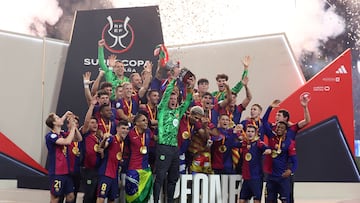 Soccer Football - Spanish Super Cup - Final - FC Barcelona v Real Madrid - King Abdullah Sports City, Jeddah, Saudi Arabia - January 12, 2025 FC Barcelona's Marc-Andre ter Stegen lifts the trophy as he celebrates winning the Spanish Super Cup with his team mates REUTERS/Pedro Nunes