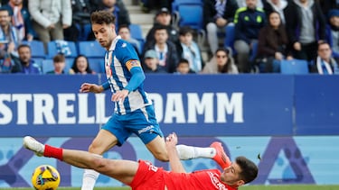 CORNELLÀ DE LLOBREGAT (BARCELONA), 14/12/2024.- El defensa del Osasuna Jesús Areso (suelo) durante el partido de la jornada 17 LaLiga de fútbol, este sábado en el RCDE Stadium, en Cornellà de Llobregat (Barcelona). EFE/ Andreu Dalmau