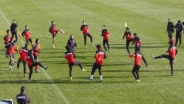 EN CORRO. Los rojiblancos estiran en círculo en el entrenamiento de ayer en el Cerro del Espino.