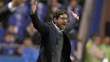 El entrenador del Betis, Víctor Sánchez del Amo, durante el partido frente al Deportivo correspondiente a la jornada 21 de Liga en Primera División, aplazado en su día debido a los efectos del temporal en la cubierta del estadio, que se disputa esta tarde en el estadio de Riazor.