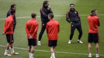 El entrenador del Atlético de Madrid, el argentino Diego Simeone durante el entrenamiento del equipo esta tarde en el estadio Vicente Calderón.