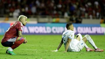 AME340. SAN JOSÉ (COSTA RICA), 18/11/2025.- Francisco Calvo (i) de Costa Rica se lamenta junto a Kervin Arriaga de Honduras este martes, en un partido por las eliminatorias de Concacaf al Mundial 2026 entre Costa Rica y Honduras en el Estadio Nacional en San José (Costa Rica). EFE/ ??Jeffrey Arguedas
