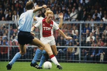 En verano de 1983 firma por el club más laureado de Holanda, el Ajax de Ámsterdam. En el club ajacied consigue una liga y una copa de Holanda.