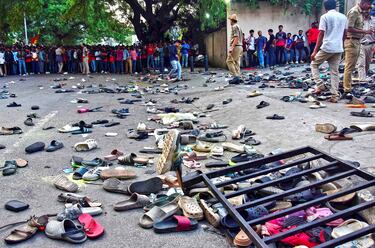 Once personas han muerto y más de 50 resultaron heridas en la celebración del equipo Royal Challengers Bangalore tras ganar la Liga India de Críquet. Miles de aficionados se concentraron frente al estadio M. Chinnaswamy de Bangalore para ver el desfile, pero el acto derivó en una estampida mortal, como indican los  cientos de zapatillas amontonadas en el suelo.