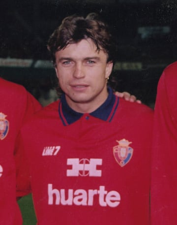 Jugó con el Osasuna la temporada 1992-93. Defendió los colores del Atleti la temporada 1994-95.
