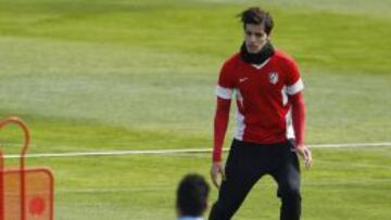 Ezzatolahi, de rojo, entrenando con el primer equipo atlético.