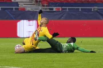 Jugada del penalti de Abraham Frimpong a Martin Braithwaite.