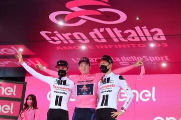 Tao Geoghegan Hart en el podio con Jai Hindley y Wilco Kelderman