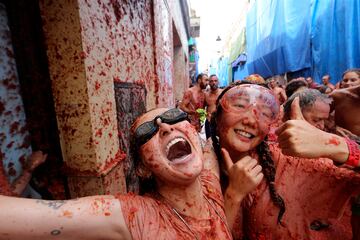 La localidad valenciana ha vuelto a albergar su mítica fiesta donde miles de personas han protagonizado una 'batalla campal' a base de lanzamientos de tomates.