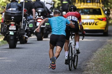 Un seguidor empuja al francés Kevin Ledanois durante el ascenso al Selle Fromentel en la 15ª etapa del Tour de Francia 