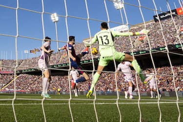 Robert Lewandowski marca el 2-1 al Girona. 



