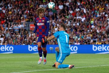 En el minuto 42 de la primera parte al delantero francés le anularon un gol por fuera de juego. 