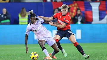 Pablo Ibáñez disputa un balón con Nico Williams.