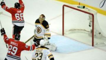 Andrew Shaw celebra el decisivo tanto de los Chicago Blackhawks .