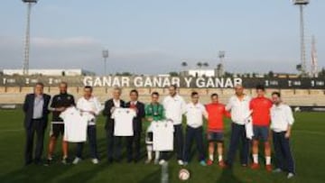 Los responsables de ONCE Valencia junto a Nuno, Kim Koh, Piatti y Santi Mina.