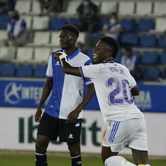 Ancelotti da un toque a Vinicius