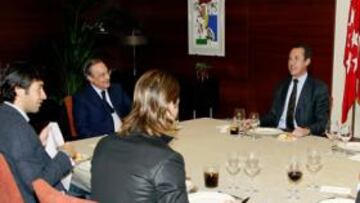 <b>CUMBRE EN EL BERNABÉU. </b>Florentino, Valdano, Guti, Casillas, Pardeza, Ramos y Raúl comieron ayer.