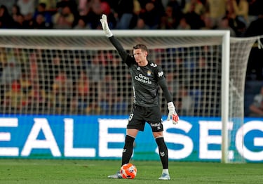 El portero amarillo hizo un partido muy sobrio. Aunque el Atlético n hizo un buen partido siempre es peligroso y el portero de Las Palmas le mantuvo a raya.