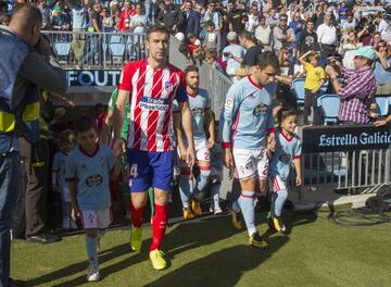 The teams take to the field at Balaídos.