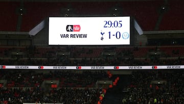 Mensaje anunciando la revisi&oacute;n de una jugada con el VAR en el Tottenham-Rochdale de la FA Cup.