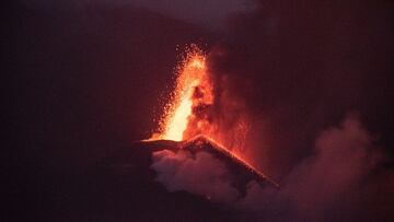 GRAFCAN6389. TAZACORTE (LA PALMA), 09/11/2021.- El volcán de Cumbre Vieja, en La Palma, continúa este martes con su actividad cuando se cumplen 52 días desde el comienzo de la erupción y la lava ha llegado a la playa de Los Guirres, en Tazacorte. En la imagen, el volcán desde Tazacorte. EFE/ Miguel Calero