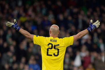 Pepe Reina durante el duelo del Milan frente al Real Betis en el Benito Villamarín. 