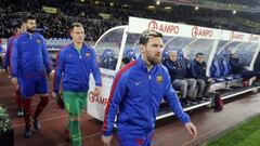 Salida al campo de los jugadores del Barcelona con Messi a la cabeza.