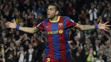Alves sigue hasta 2015