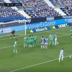 Esto es inédito y rarísimo: la treta del Lega en una falta