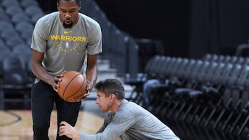 Kevin Durant trabaja junto al Rick Celebrini, director de medicina de Golden State Warriors.