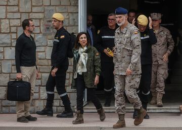 El Rey Felipe VI, en su segundo viaje a la Comunidad Valenciana tras el paso de la DANA, visita  las unidades militares desplegadas para las ayudas a los afectados por la tragedia y los centros desde donde se coordina esta asistencia en la Base Militar Jaime I en Bétera, Valencia. En la imagen, con Margarita Robles, Ministras de Defensa de España. En la imagen, con Margarita Robles, Ministras de Defensa de España.