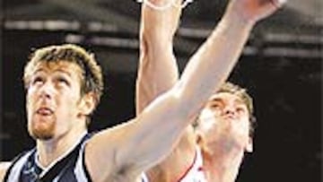 <b>IMPARABLE. </b>Andrés Nocioni se ve desbordado ante un mate de Gasol.