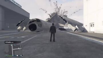 Uno de los 'fails' más surrealistas del 'GTA V': esto es lo que pasa cuando te cae un avión encima...