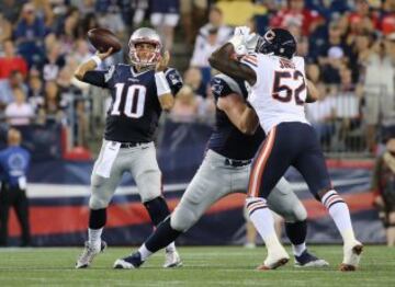 Jimmy Garoppolo al fin pareció un quarterback NFL en este partido de pretemporada, en el que los aficionados de los Bears también pudieron disfrutar del ataque de su equipo, inexistente la semana pasada frente a los Broncos. El suplente de Brady protagonizó un drive anotador a final de la primera mitad en el que consiguió su primer TD de la pretemporada conectando un pase de 16 yardas con el tight end A.J. Derby, y posteriormente la conversión de 2 puntos con el receptor Chris Hogan.