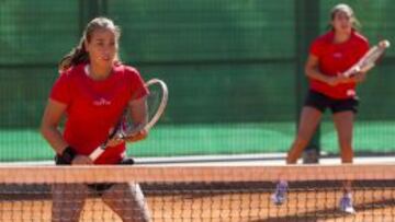 Las chicas del combinado español de la Copa Federación júnior, durante el partido de dobles que las ha enfrentado a Nueva Zelanda esta mañana.
