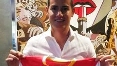 James recibe la camiseta de Santa Fe