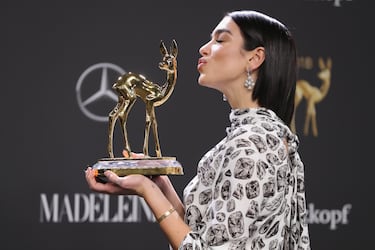 En 2018 ganó dos premios Brit como mejor artista femenina y artista revelación.