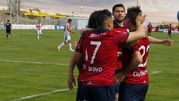 El largo invicto de Católica ante Cobresal en El Salvador