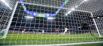 1-0. Carrera por la banda derecha de Rodrygo, se adentra en el área y asiste para el astro francés que marca a placer su primer tanto en Champions con el conjunto blanco.