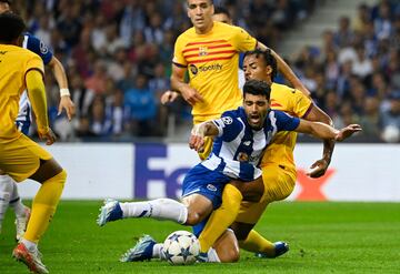 Jules Koundé evita el control del balón de Mehdi Taremi.