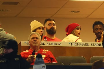 Taylor Swift and Jason Kelce in the suites watching Travis and the Kansas City Chiefs.